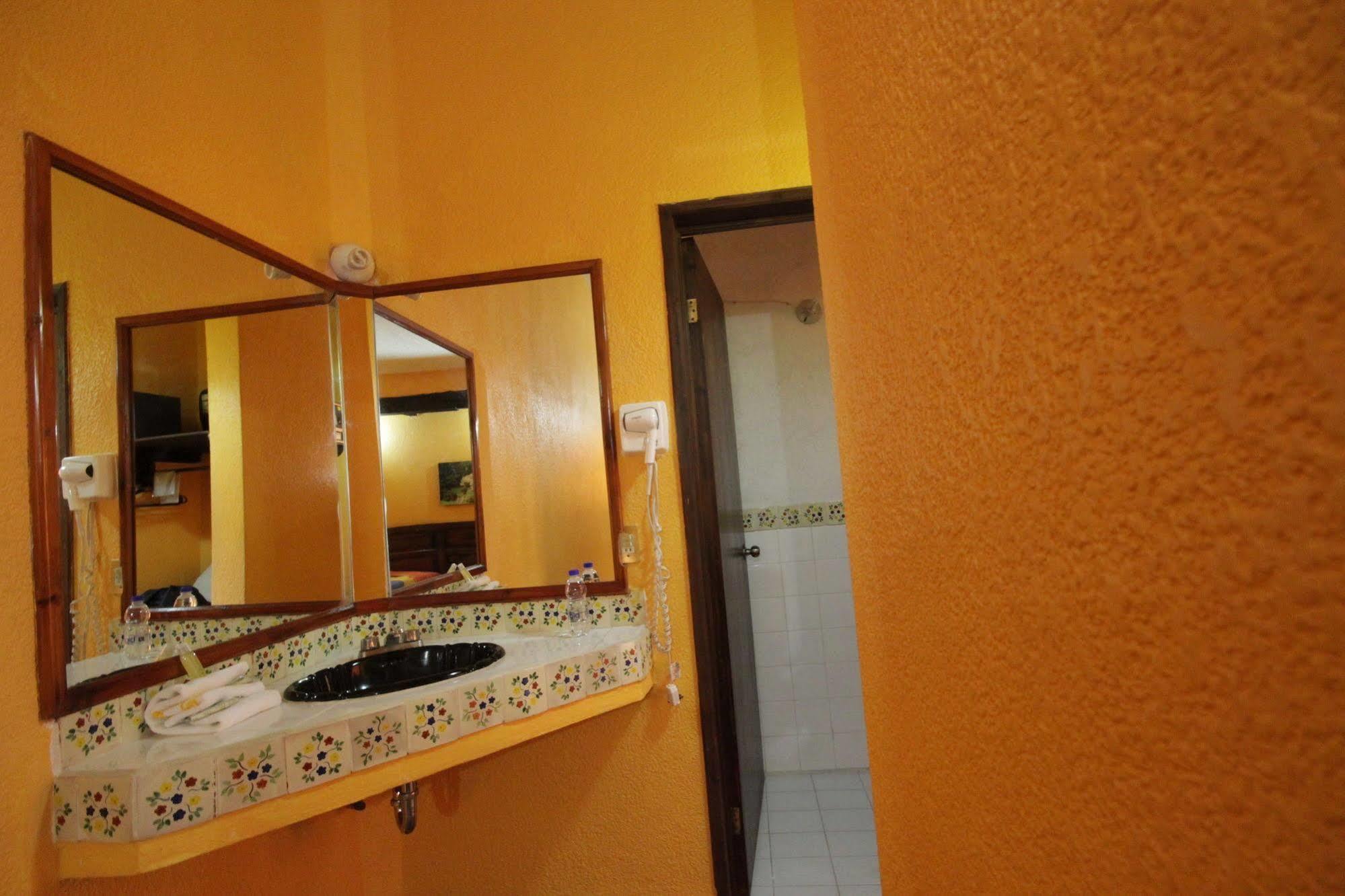 Hotel Plaza Santo Domingo Сан-Кристобаль-де-Ла-Касас Экстерьер фото