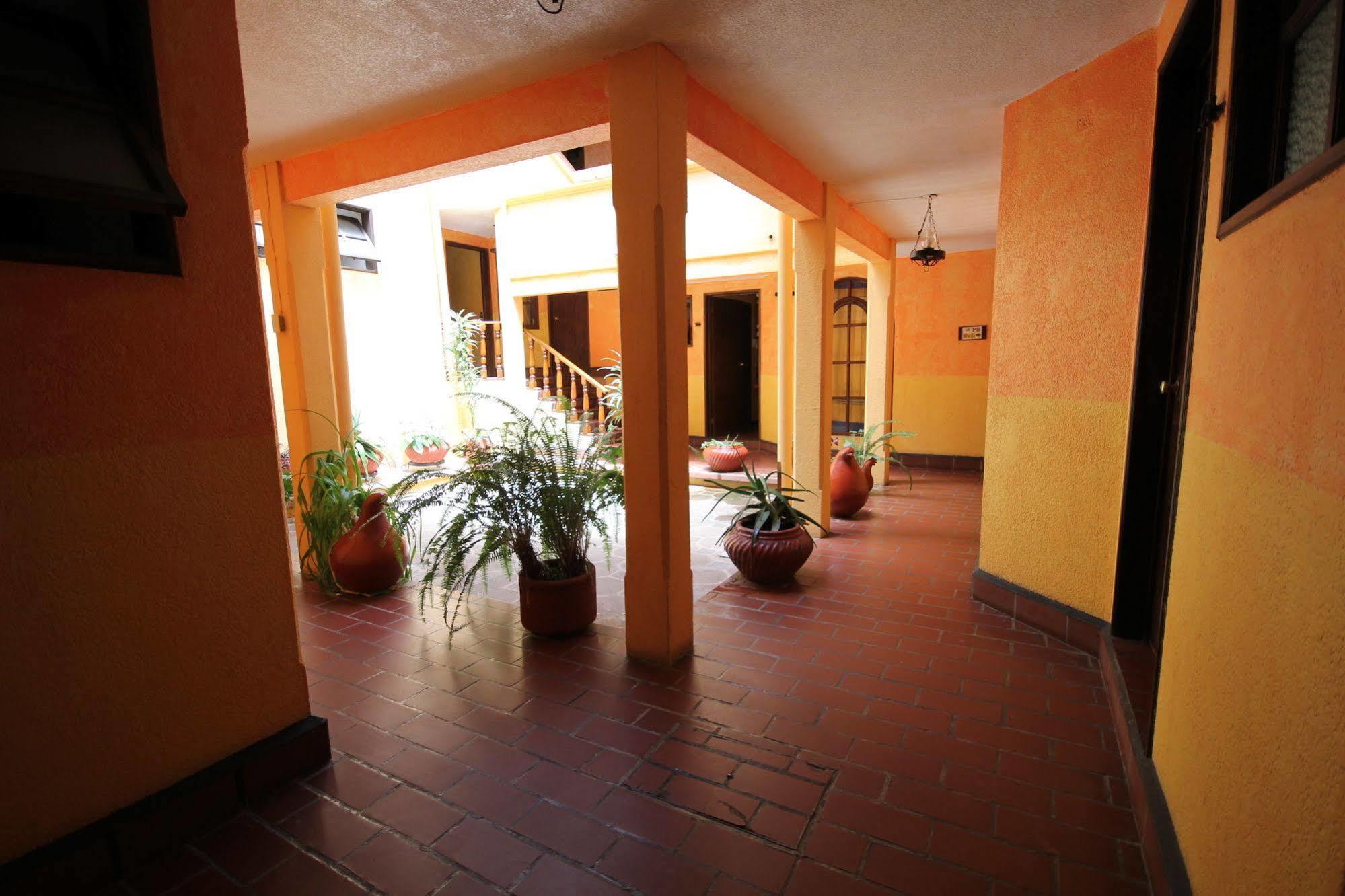 Hotel Plaza Santo Domingo Сан-Кристобаль-де-Ла-Касас Экстерьер фото